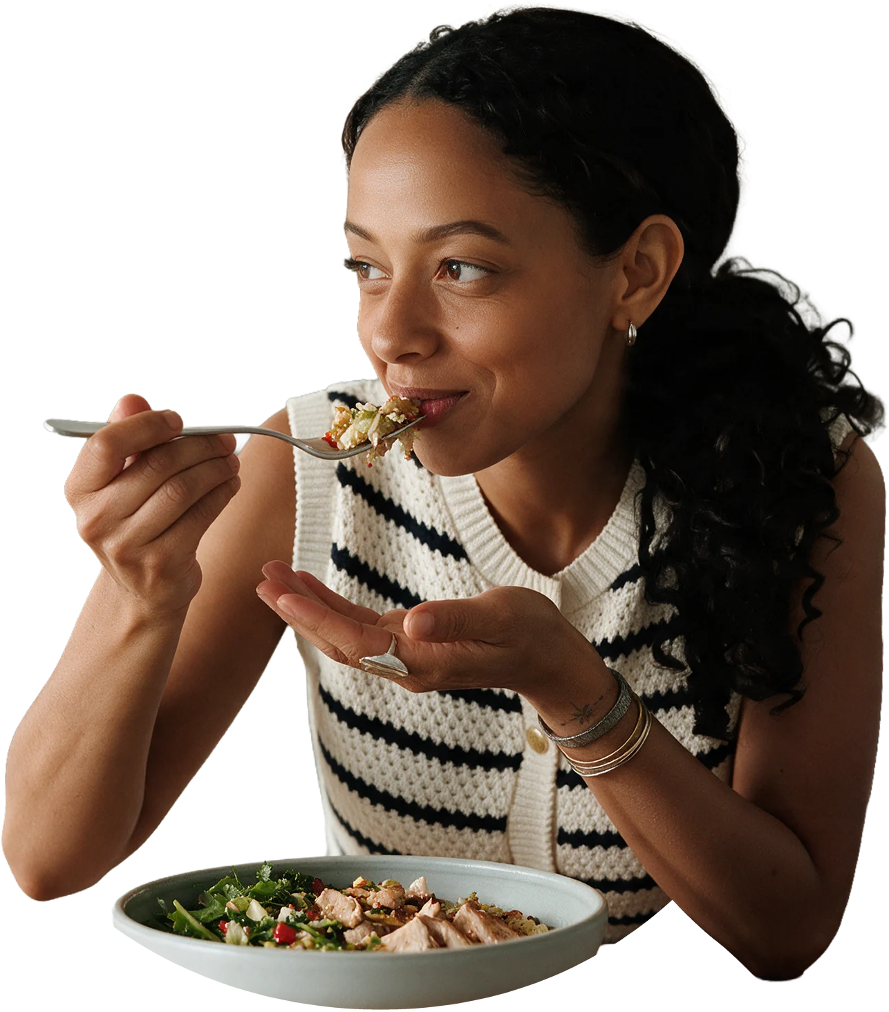 Mujer disfrutando un plato de ensalada con pollo