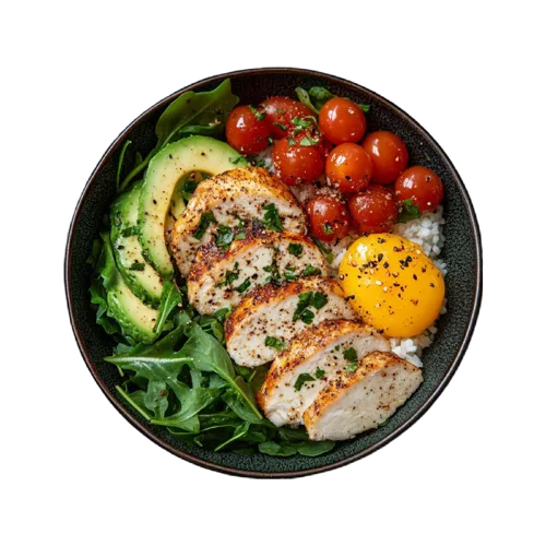 Bowl con pollo, aguacate, tomate cherry y huevo