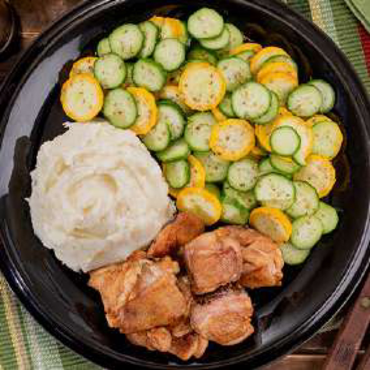 Trocitos de pollo con puré de yuca y vegetales