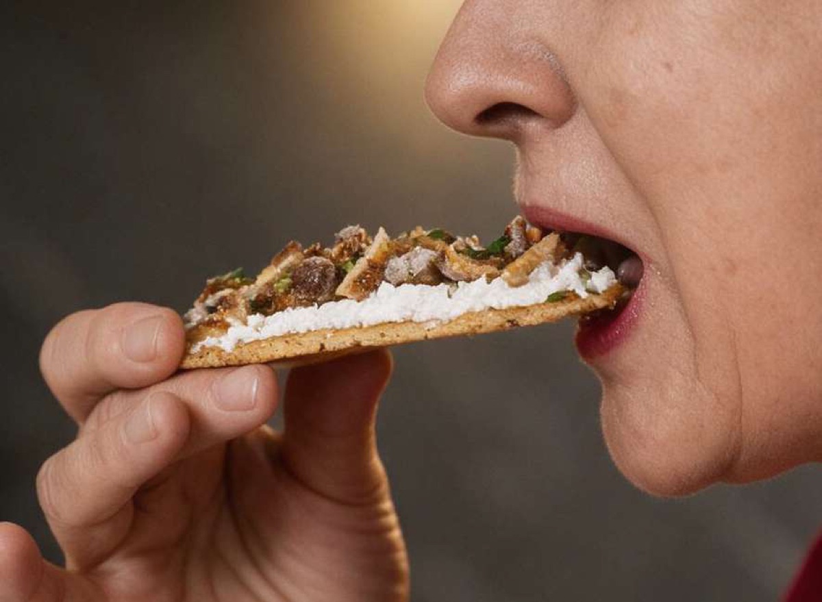 Persona comiendo un alimento con textura crujiente