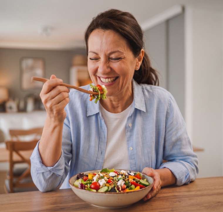 Mujer disfrutando una ensalada