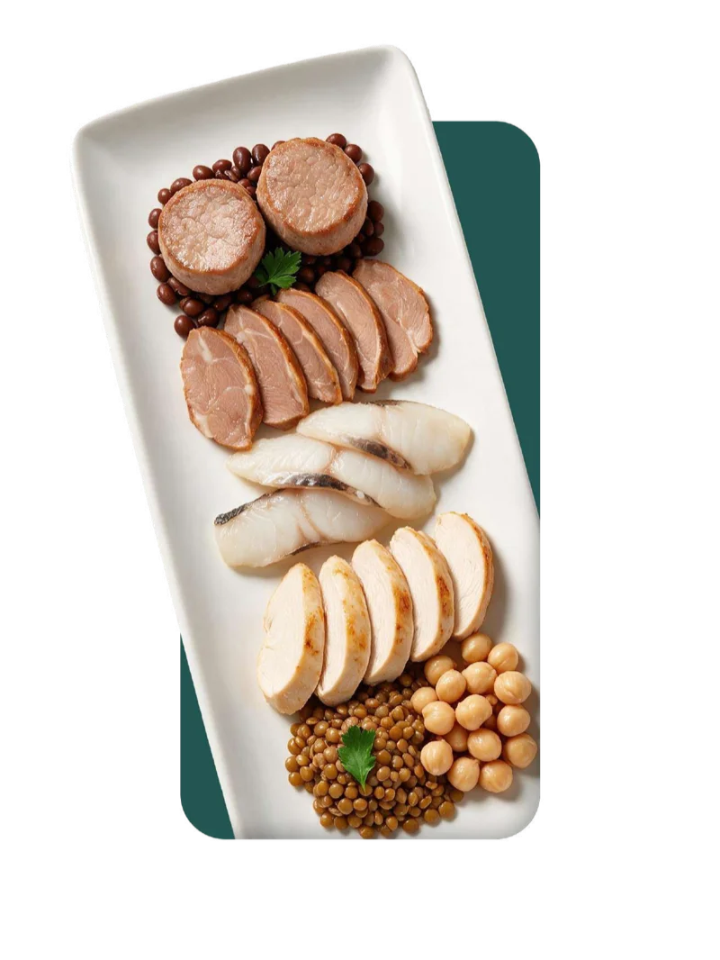 Plato con cortes de pollo, pescado, cerdo y legumbres