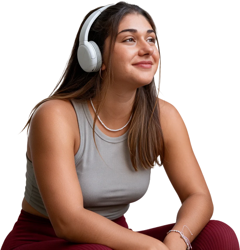 Joven con audífonos sonriendo